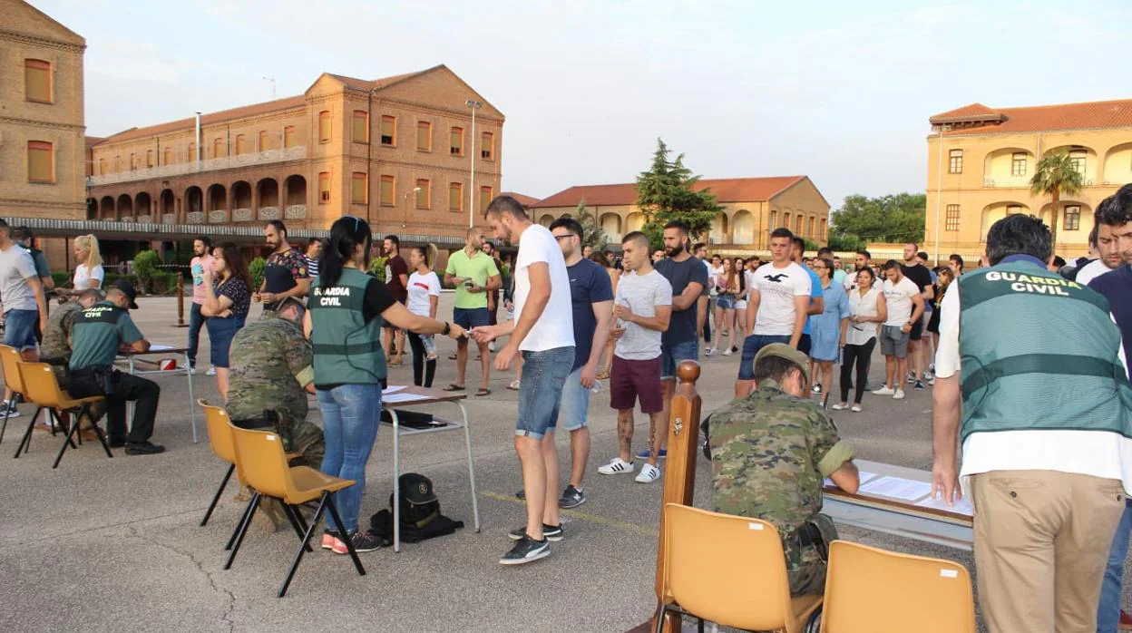 Opositores ante los puntos de control establecidos para el examen en el interior del cuartel de Calatayud