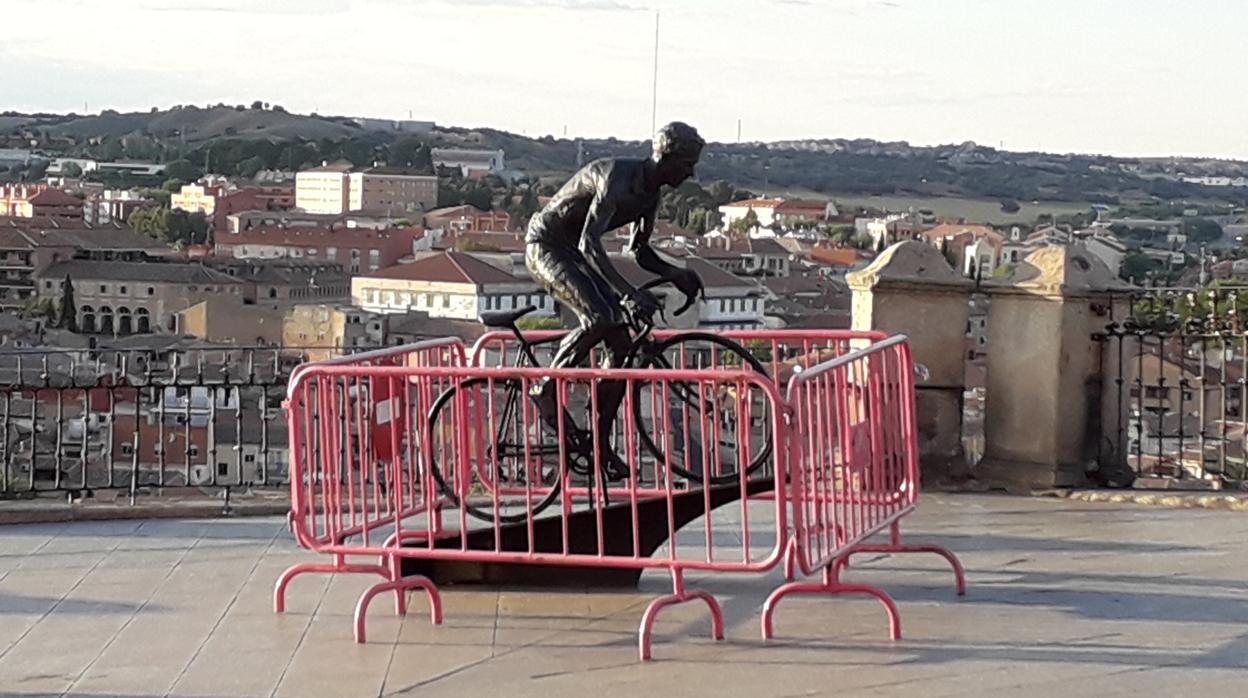 La estatua está rodeada de vallas por seguridad