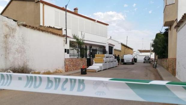 Hallan muertos por arma de fuego a un hombre de 56 años y a su madre, de 89, en Casas de Benítez