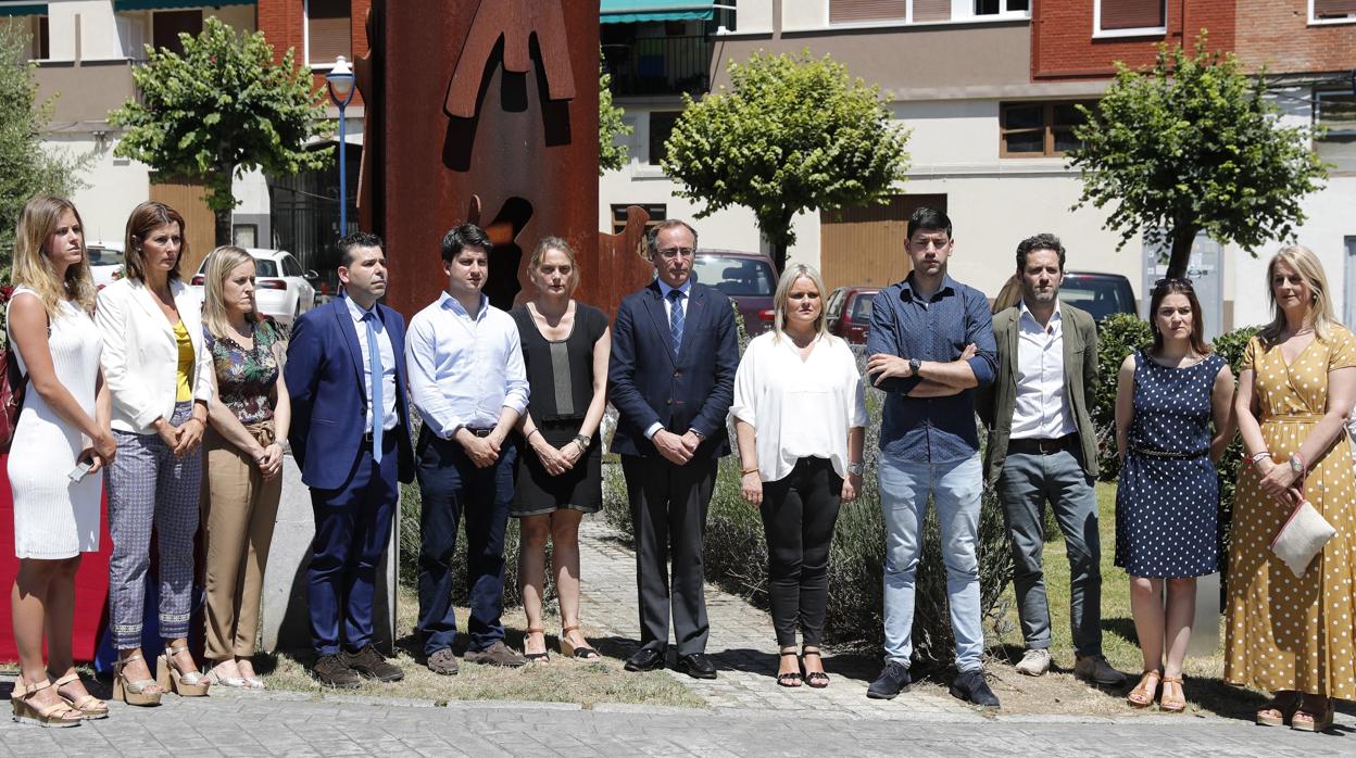 El presidente del PP vasco Alfonso Alonso, junto a miembros del partido, durante el minuto de silencio en el homenaje a Ángel Blanco
