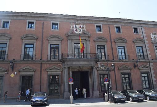 La fachada de la calle Mayor es de tres plantas y la posterior de cinco debido al desnivel del terreno