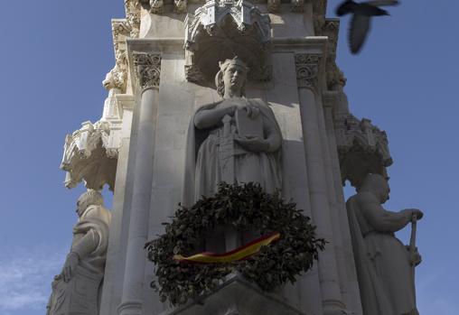 Figura del rey Alfonso X El Sabio en la estatua de Fernando III en la Plaza Nueva de Sevilla