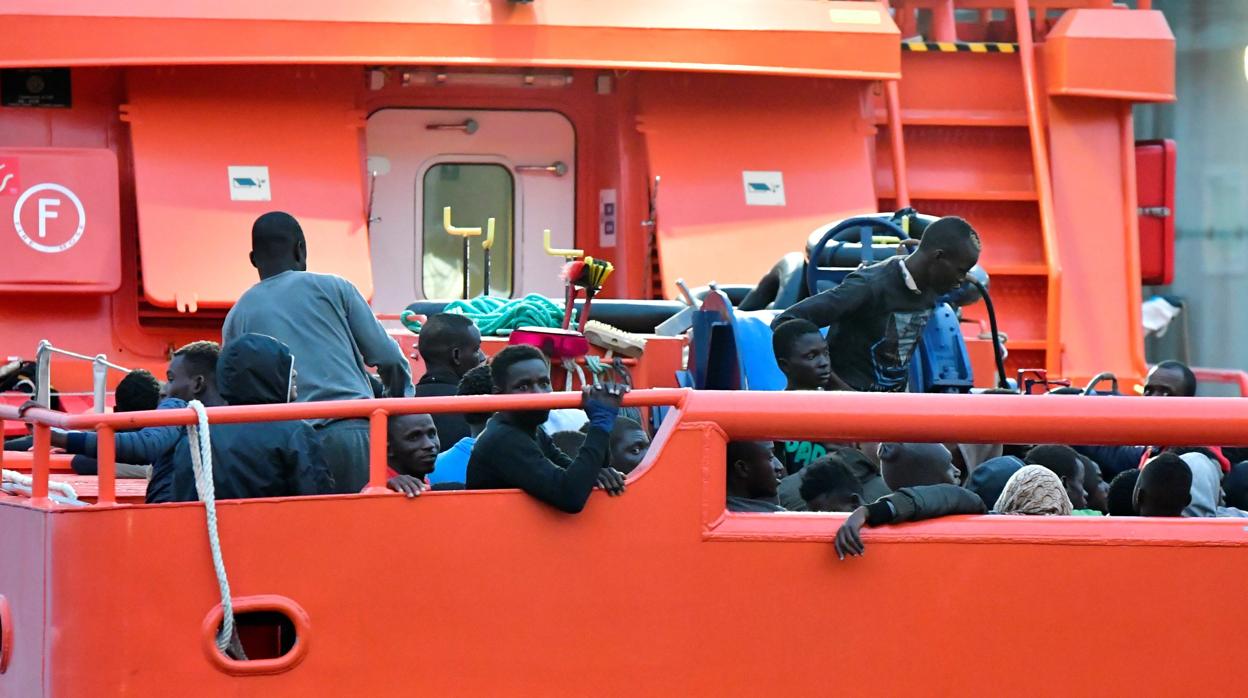 Rescatados en el Estrecho 145 inmigrantes que viajaban en dos pateras