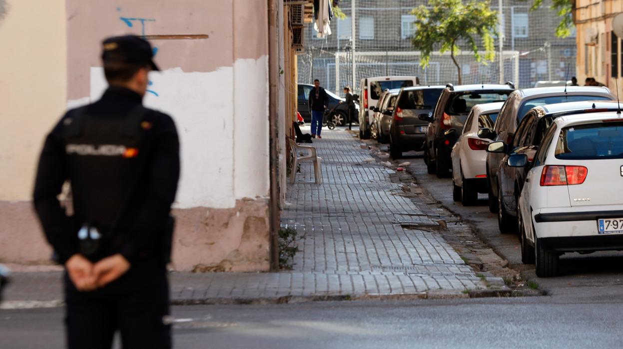 Un agente de la Policía Nacional, en un barrio de Valencia