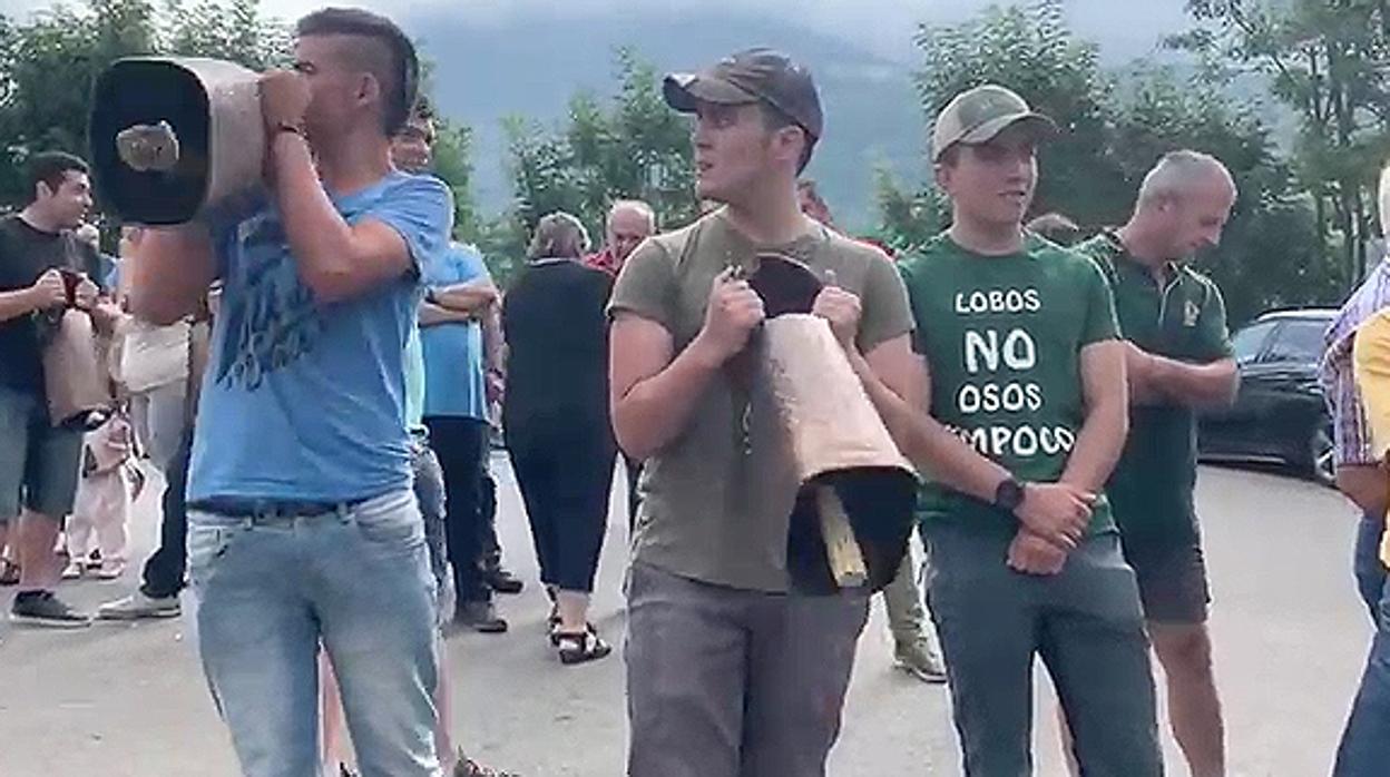 Ganaderos provistos de grandes cencerros para protestar, sonoramente, contra la amenaza del oso