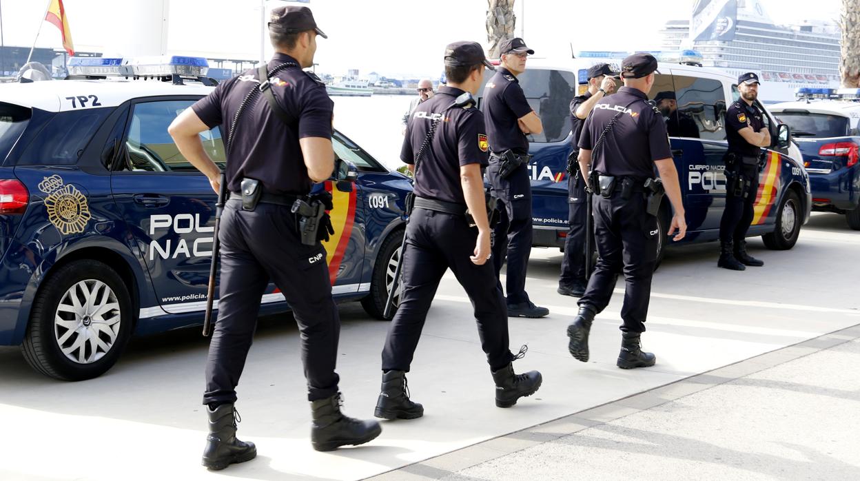 Imagen de archivo de varios agentes de la Policía Nacional en Alicante