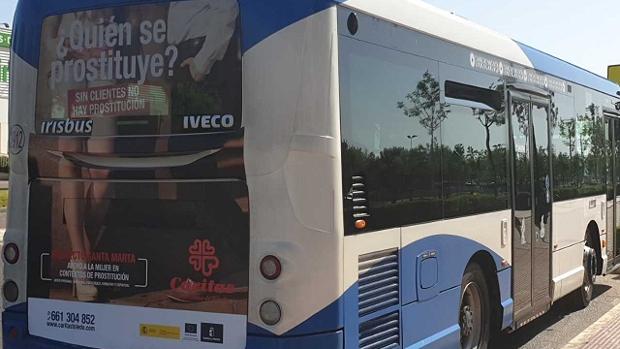 «Sin clientes no hay prostitución», lema en una línea de los autobuses urbanos