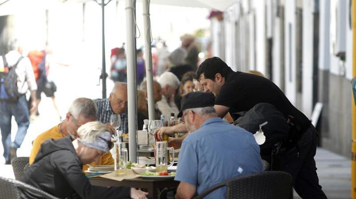 Un grupo de turistas, en una terraza en Santiago