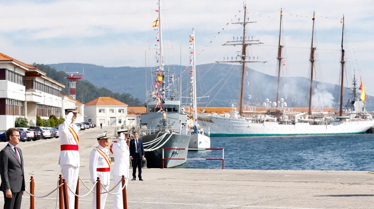 Don Felipe, acompañado por Alberto Núñez Feijóo, este martes en la Escuela Naval Militar, en Marín (Pontevedra)