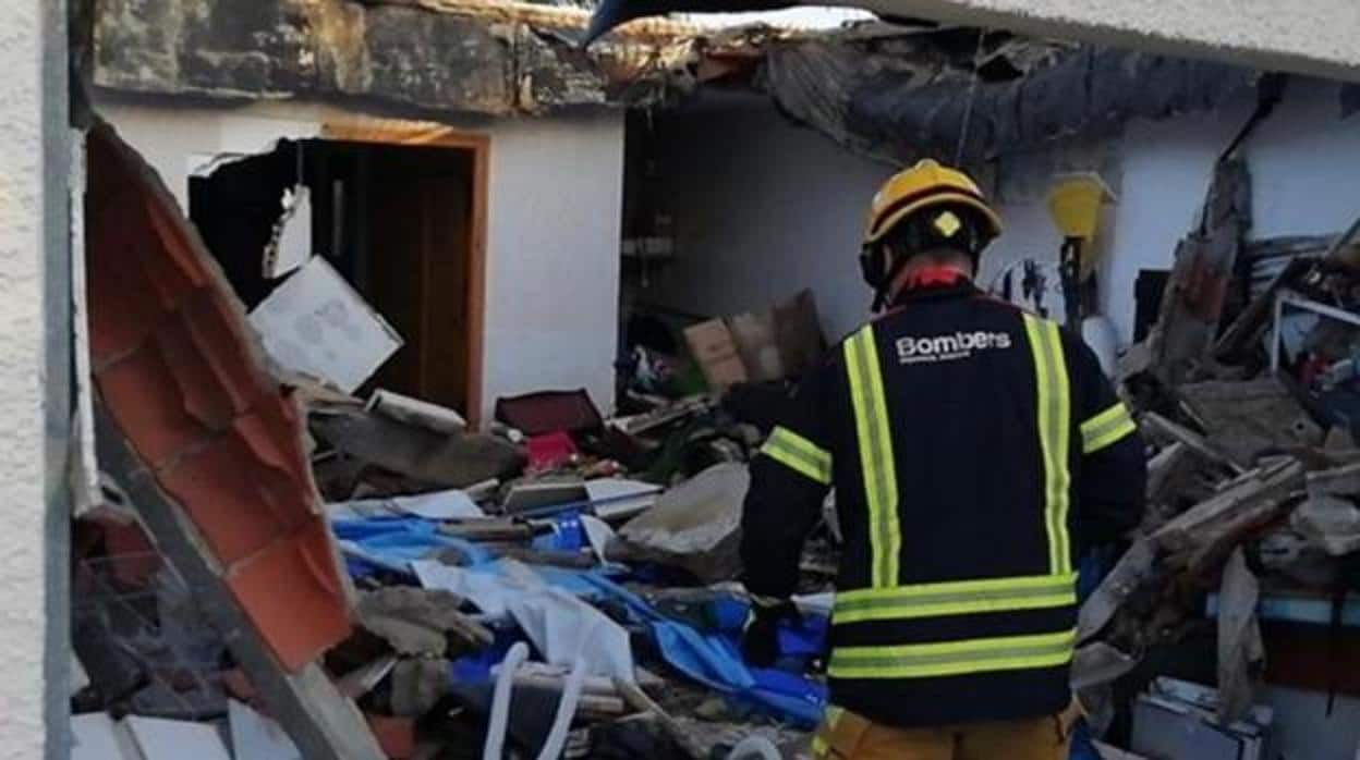 Imagen de los Bomberos de Alicante tras el derrumbe de la terraza en Mutxamel