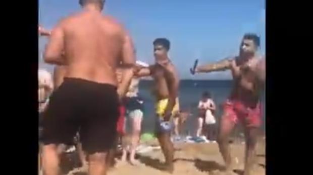 Vídeo: Pelea multitudinaria a plena luz del día en una playa de Barcelona