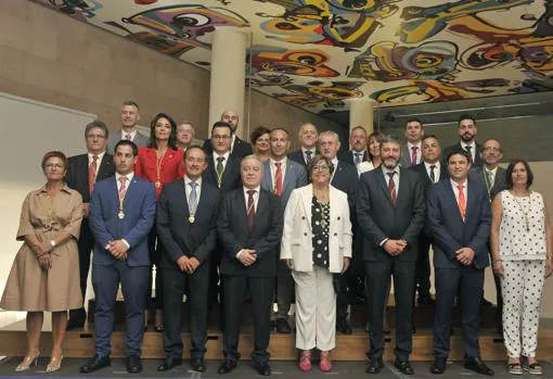 Foto de grupo de los diputados que conforman la Diputación de Huesca en la legislatura que acaba de arrancar: 13 del PSOE, tres del PAR, ocho del PP y uno de Cs