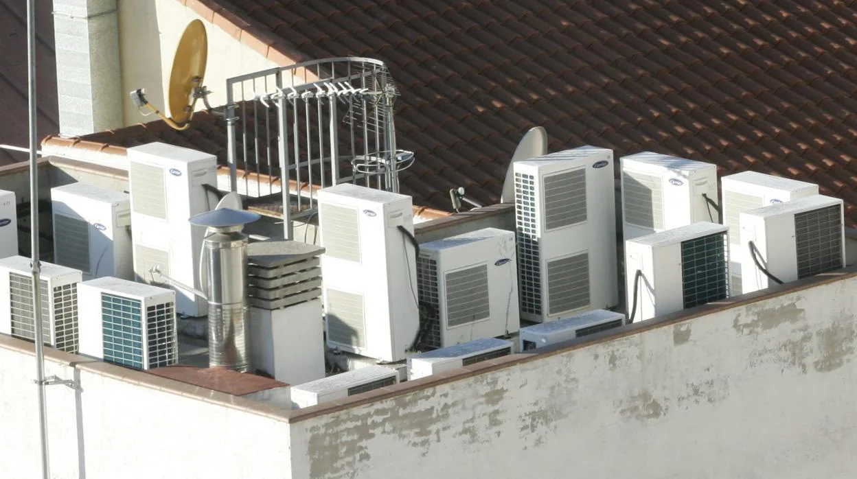 Equipos de aire acondicionado en la azotea de un edificio