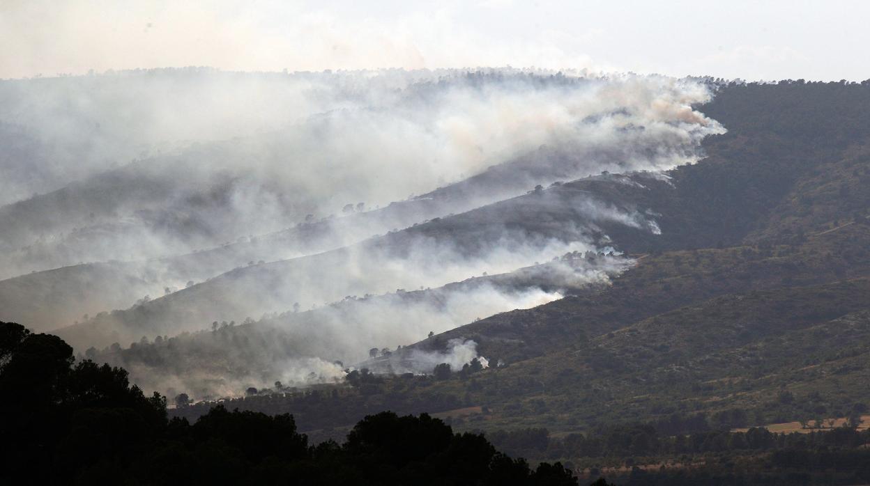 Imagen del incendio de Beneixama que ha sido controlado este miércoles