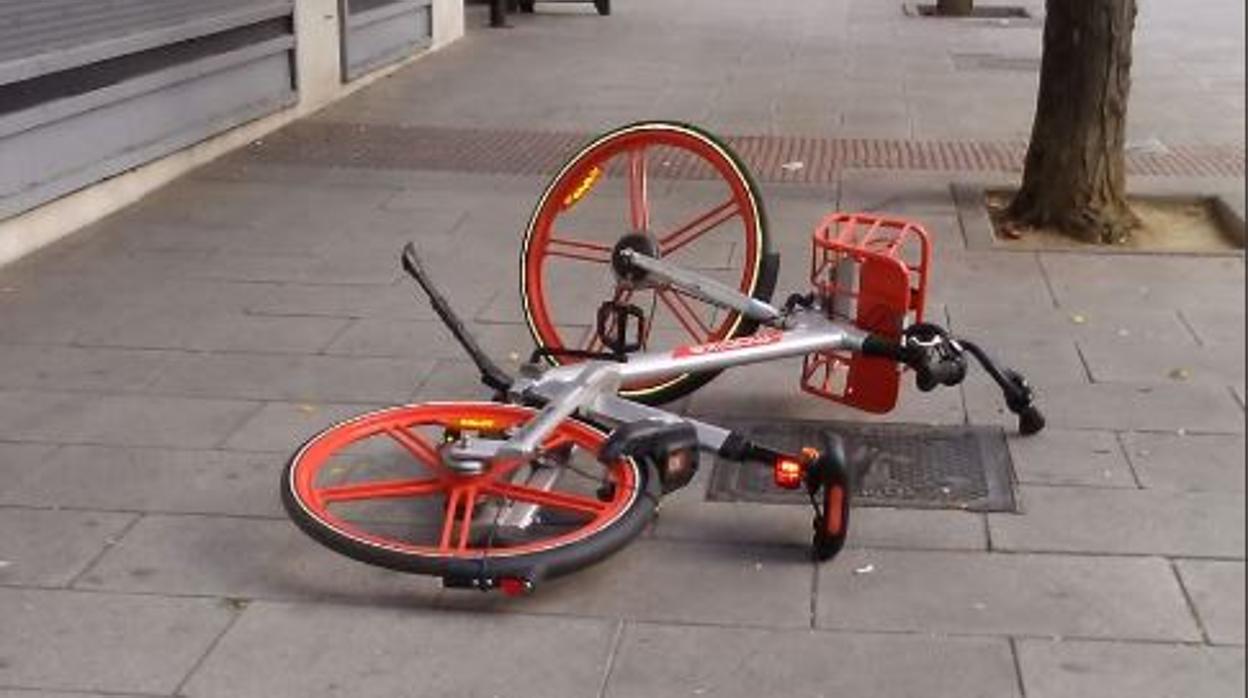 Una bicicleta de Mobike tirada en la acera obstaculizando el paso