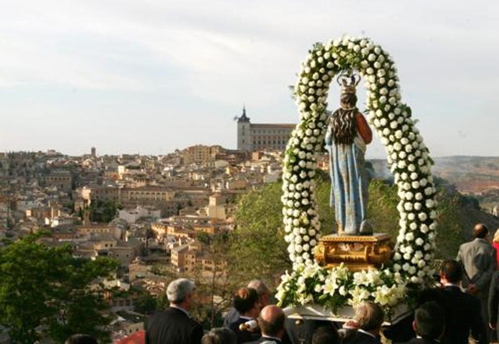 La talla de la Virgen del Valle en procesión, con Toledo al fondo