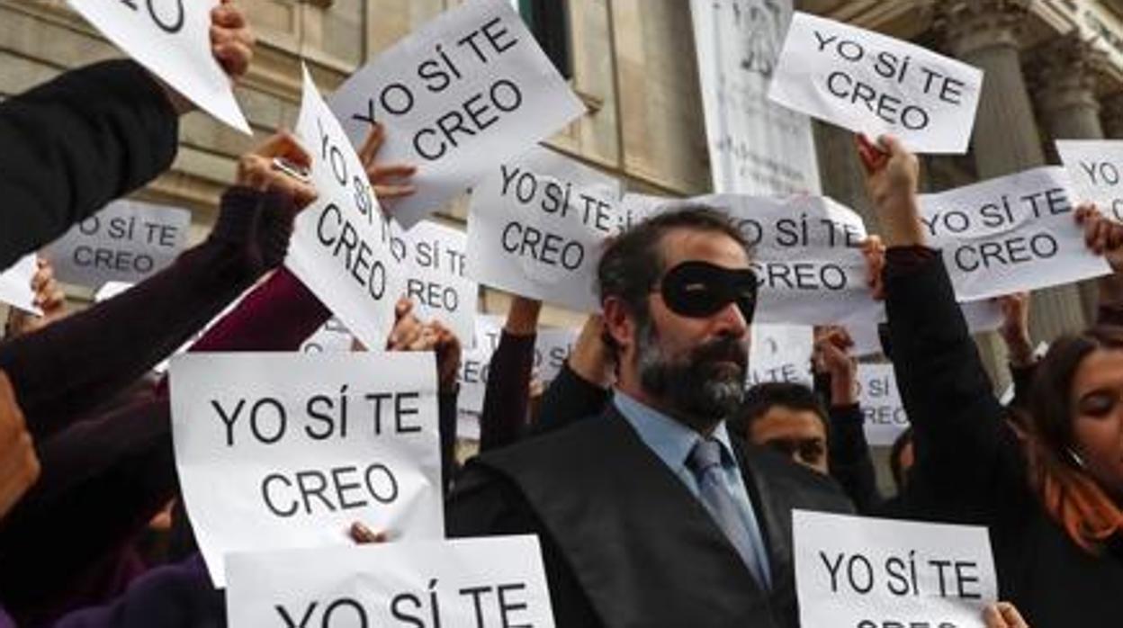 Manifestación contra las violaciones en una imagen de archivo