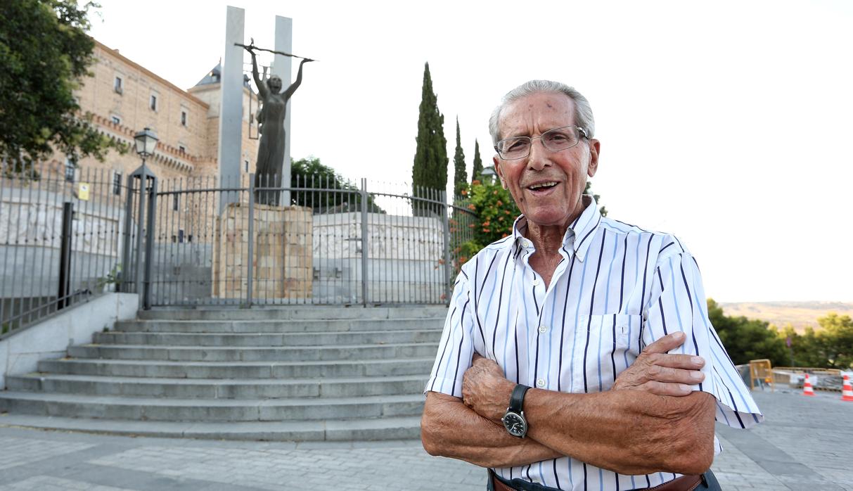 Bahamontes posa frente al Ángel del Alcázar, muy cerca de su casa, donde el próximo 13 de septiembre estará la meta de la antepenúltima etapa de la Vuelta a España como homenaje