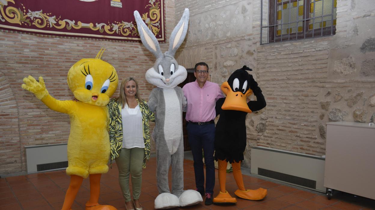 María Teresa Puig y José María Díaz con algunos de los personajes del parque