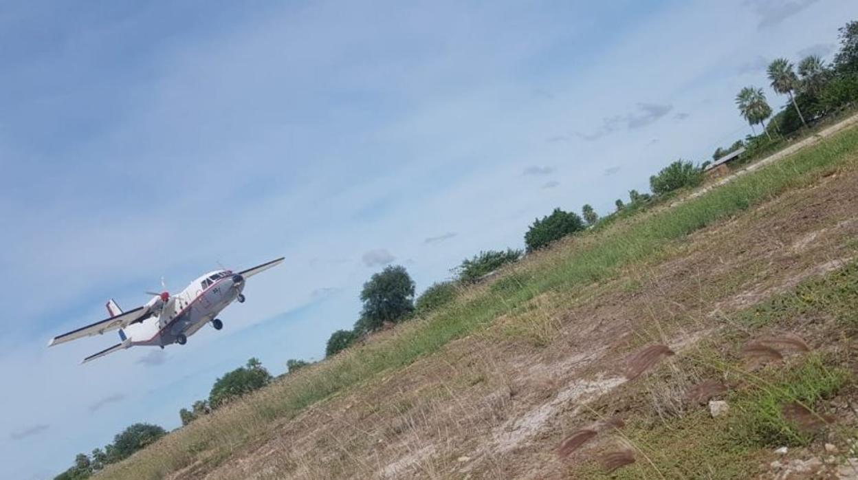 Imagen de archivo de una avioneta realizando un aterrizaje