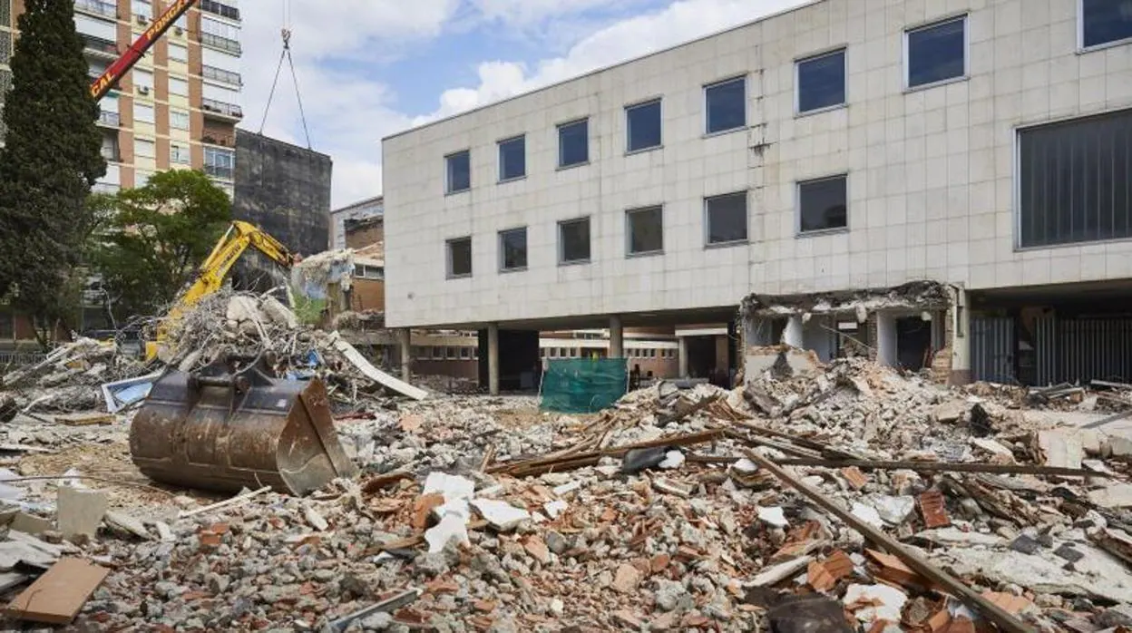 Las excavadoras arrastran los escombros del antiguo Colegio Alemán, en Concha Espina