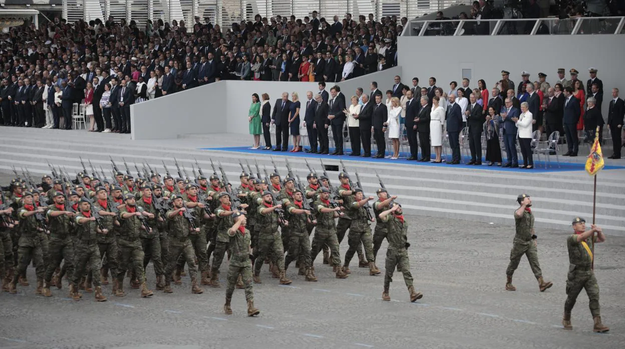 La brigada homenajeada durante el Día de la Bastilla, delante de las autoridades europeas