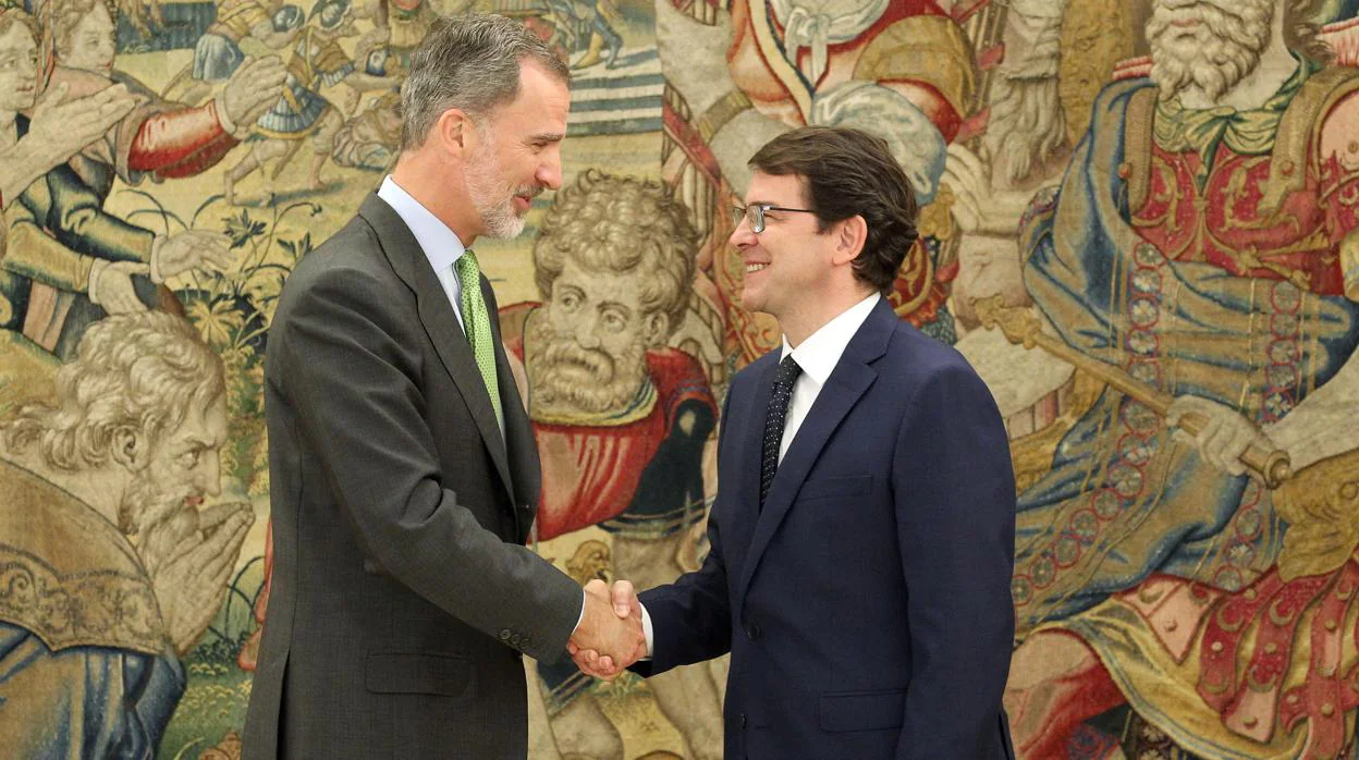 El Rey Felipe VI saluda a Mañueco en el Palacio de la Zarzuela