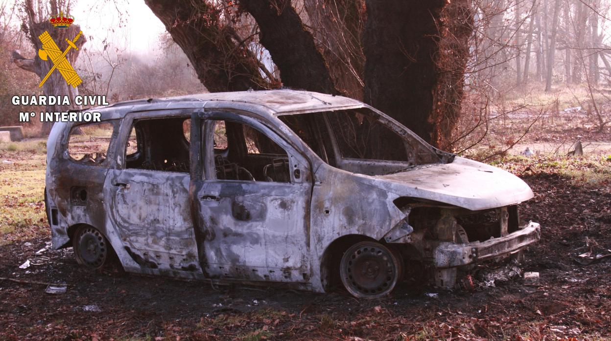 El taxi quedó totalmente calcinado en el paraje conocido como «El Merendero» en El Casar de Escalona