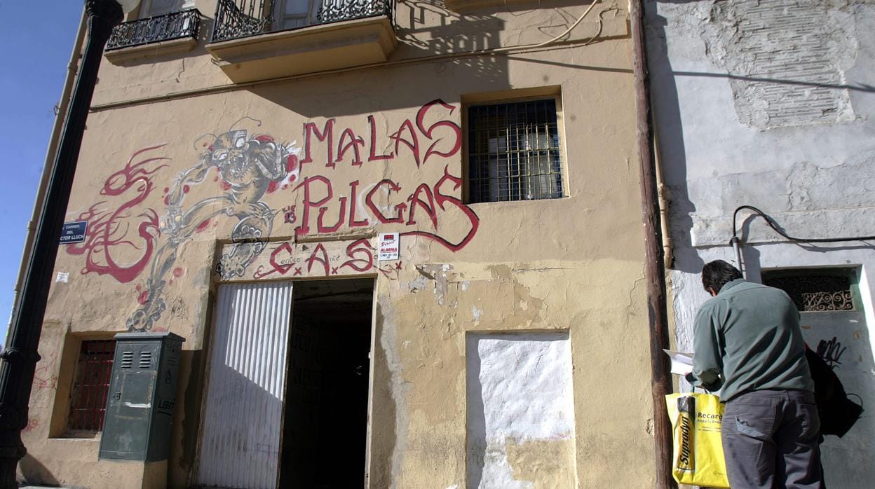 Imagen de archivo de un edificio de okupas en Valencia