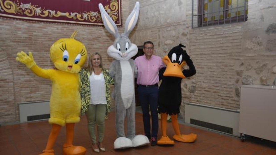 María Teresa Puig y José María Díaz con algunos de los personajes del Parque Warner