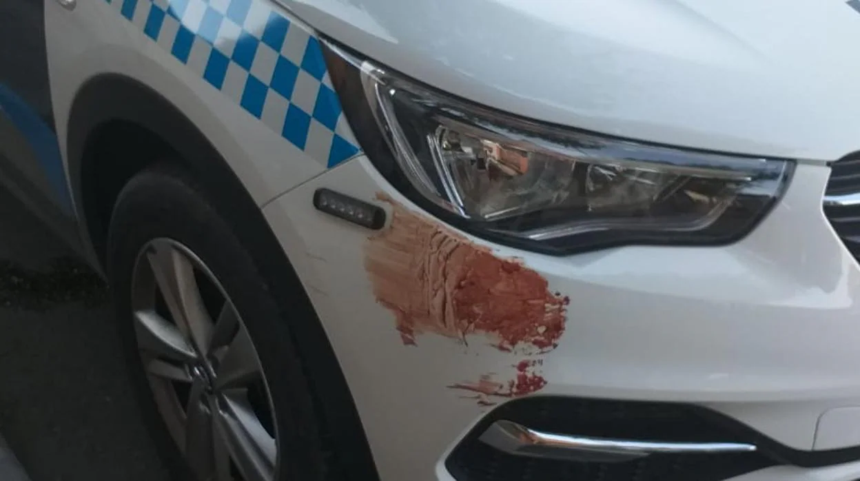 Sangre de uno de los heridos en un coche de la Policía local de Illescas