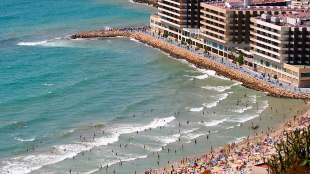 Detienen a un joven que se había precipitado de madrugada en la escollera del Postiguet de Alicante