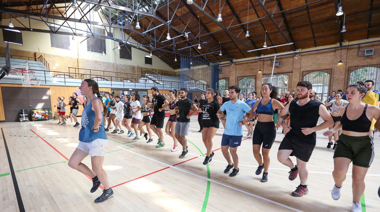 Un grupo de bailarines ensaya en el pabellón de la Fábrica de Armas de Toledo