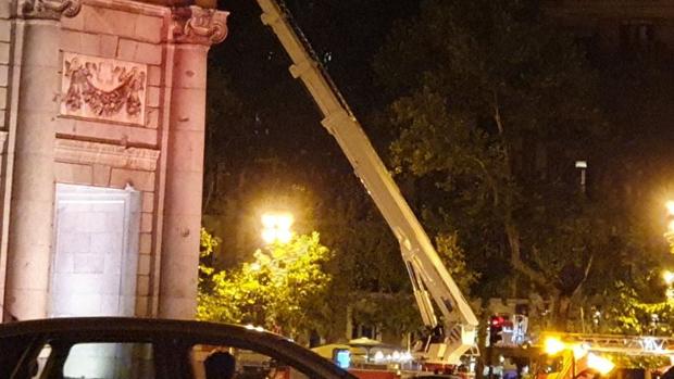 Susto en la Puerta de Alcalá: desalojados al caer un árbol de grandes dimensiones cerca de una terraza