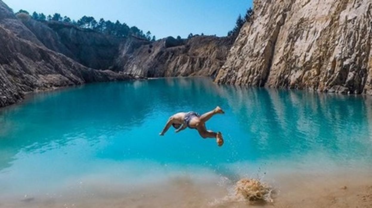 Fotografía subida a Instagram de un baño en la cantera abandonada de Monte Neme