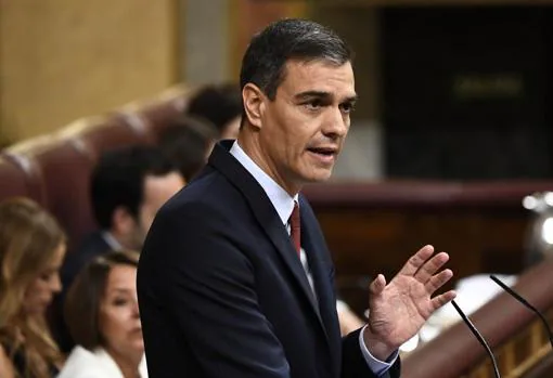 Pedro Sánchez se dirige a los parlamentarios desde la tribuna de oradores del Congreso de los Diputados
