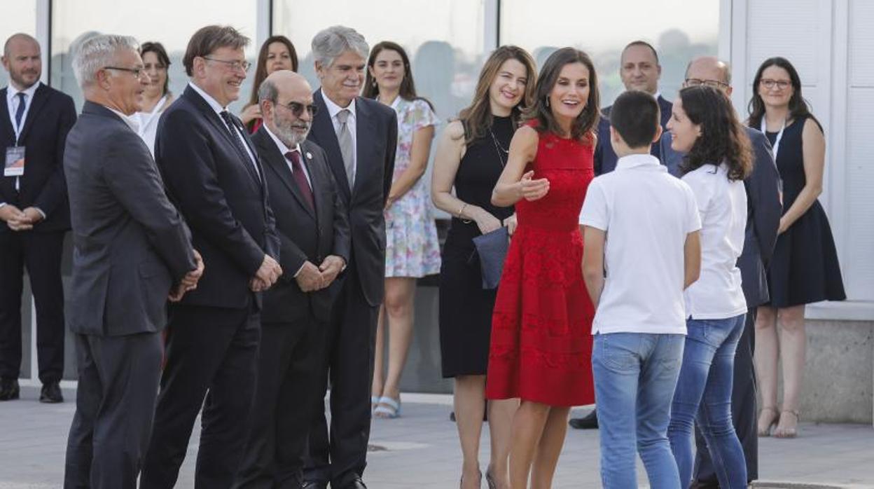La Reina Letizia saluda a los voluntarios que han izado la bandera en el nuevo CEMAS en Valencia