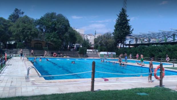 Un socorrista de la piscina municipal de Hellín rescata a un bañista de 19 años semiinconsciente