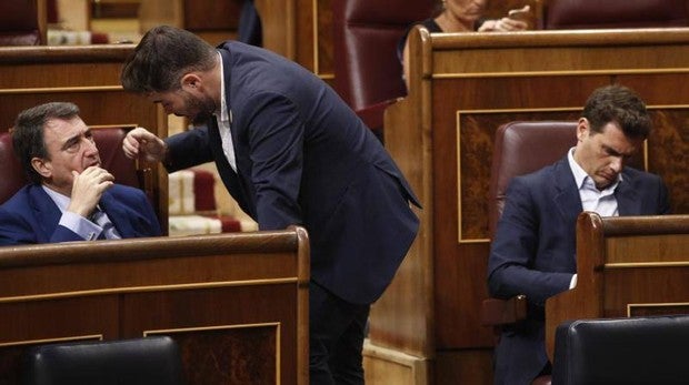 Un profesor de secundaria arremete contra los diputados por usar el móvil en el Congreso