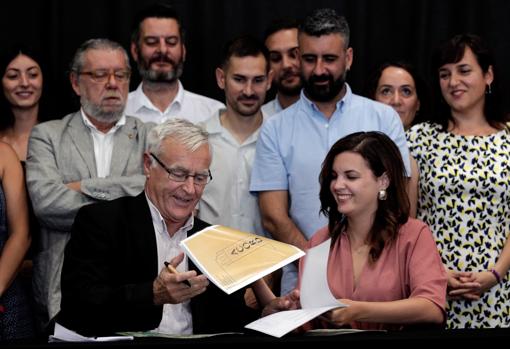 Imagen de Joan Ribó y Sandra Gómez en la firma del Acuerdo del Rialto