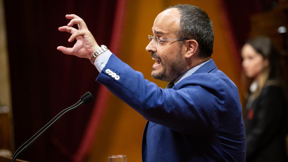 El líder del PP catalán versiona a Manolo Escobar y le dedica un pasodoble a Quim Torra