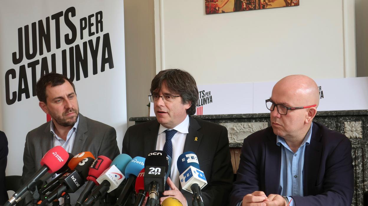 Gonzalo Boye, a la izquierda, con sus clientes Puigdemont y Comín