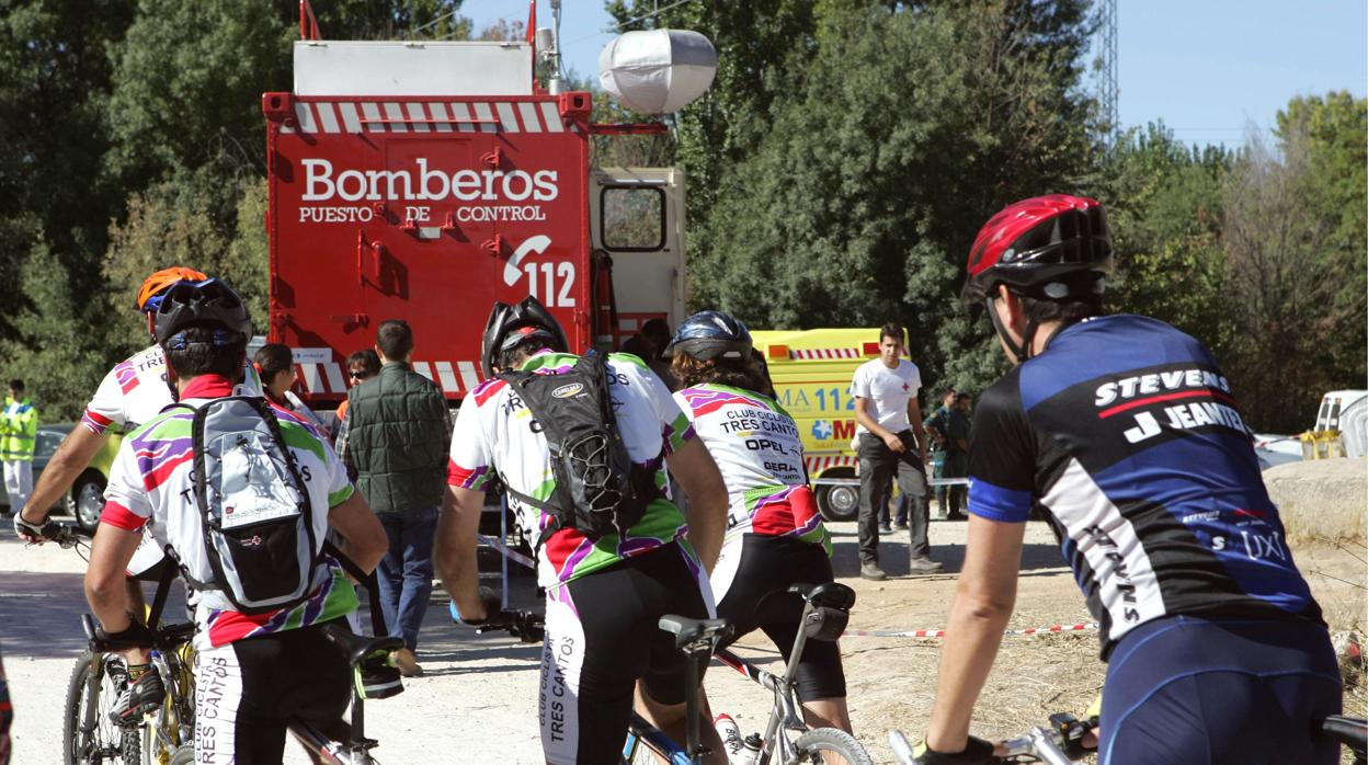 Imagen de archivo de un grupo de ciclistas junto a un camión de bomberos