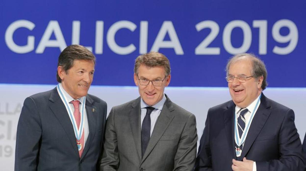 Alberto Núñez Feijóo, entre Javier Fernández y Juan Vicente Herrera, este miércoles en el acto de las Medallas de Galicia 2019