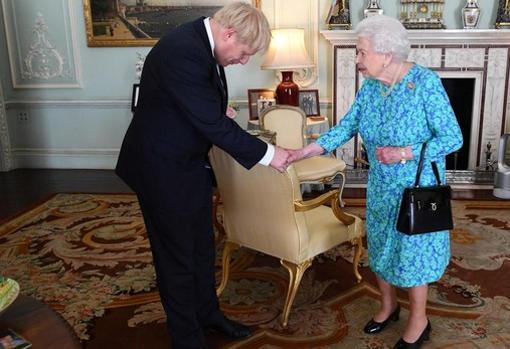 Boris Johnson, nombrado primer ministro por la Reina Isabel II