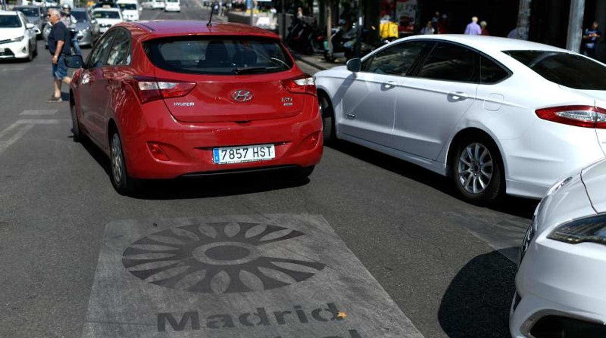 Varios coches en uno de los accesos a Madrid Central