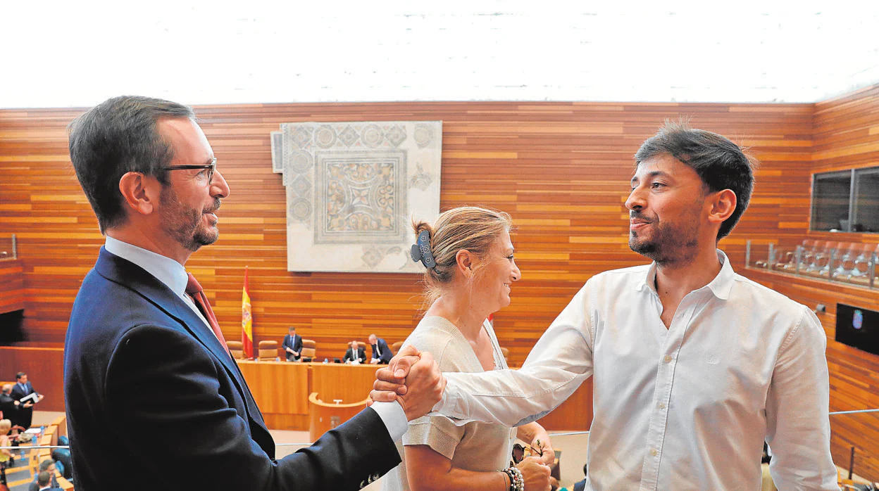 Javier Maroto saluda a Fram Díaz y Teresa López en el pleno de designación de senadores autonómicos