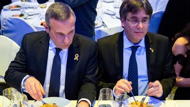 Cene con Carles Puigdemont por 250€ el cubierto