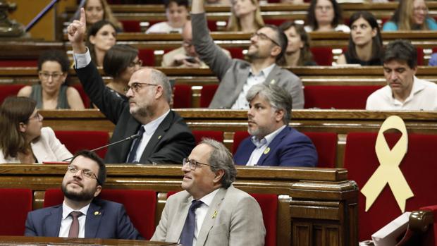 El Parlamento de Cataluña aprueba una batería tributos para atender necesidades sociales «urgentes»