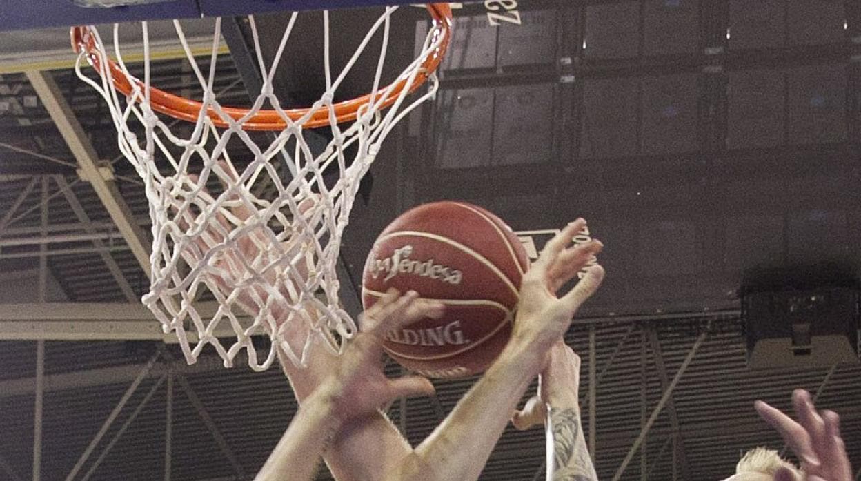 Manos disputándose el balón en un partido del Basket Zaragoza